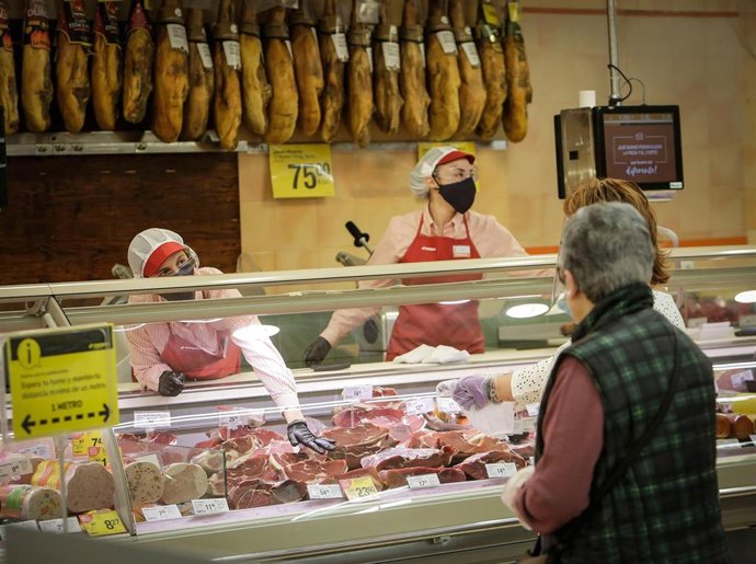 Dos empleadas en una carnicería