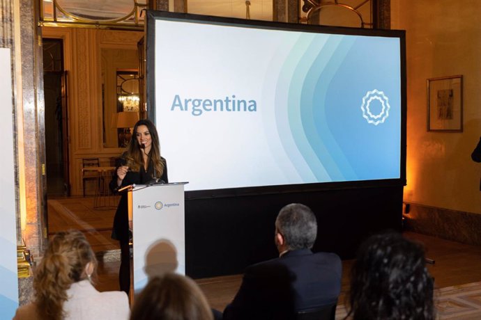 La Dra. Yanina Martínez en un momento de la presentación