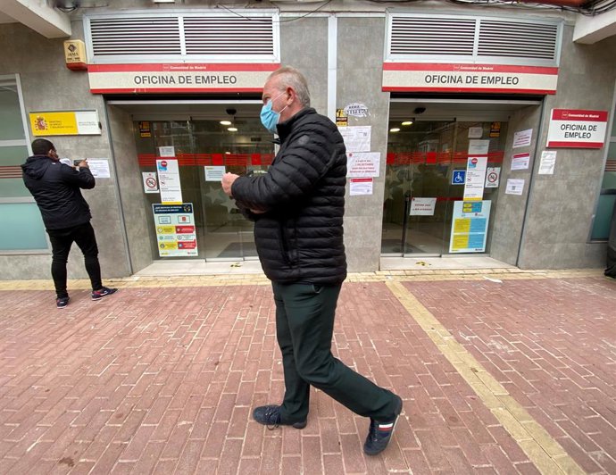 Varias personas en las inmediaciones de una Oficina de Empleo