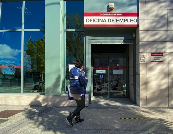 Archivo - Una joven a punto de entrar en una oficina de empleo