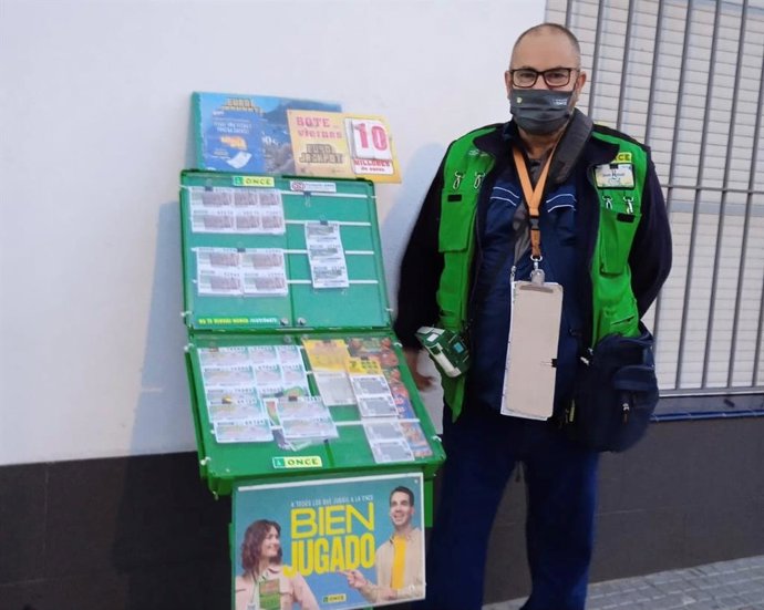 Juan Manuel Otero, vendedor de la ONCE en San Fernando.