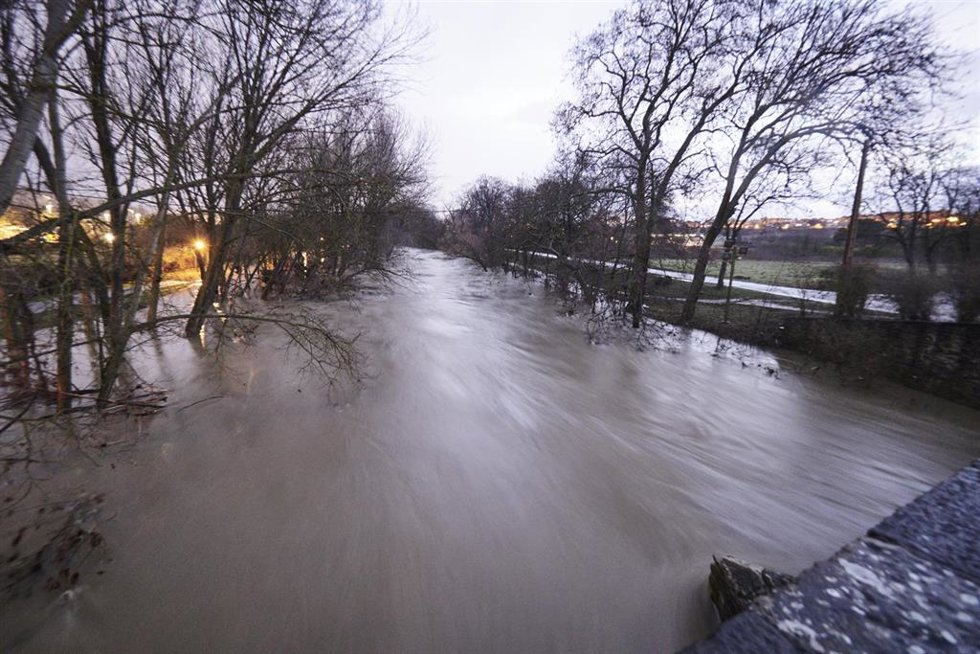 El río Arga, desbordado a su paso por Pamplona en la riada de enero de 2022 (archivo)
