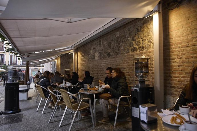 Terrazas llenas de comensales en el centro de la capital  