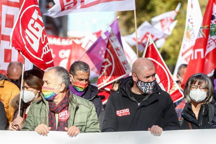 Archivo - El secretario general de UGT, Pepe Álvarez (i), y el secretario general de CCOO, Unai Sordo (d), participan en una manifestación en defensa de la atención primaria, a 12 de diciembre de 2021, en Madrid (España). 