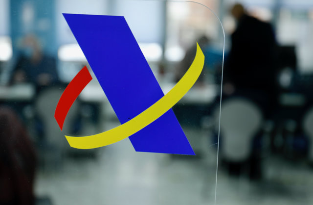 Logotipo de la Agencia Tributaria en una mampara en una Oficina de dicha agencia, en Guzmán El Bueno, a 27 de enero de 2022, en Madrid (España). 