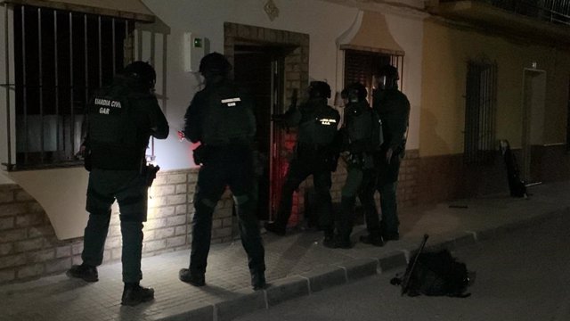Agentes de la Guardia Civil en una entrada para registro en Puerto Serrano.