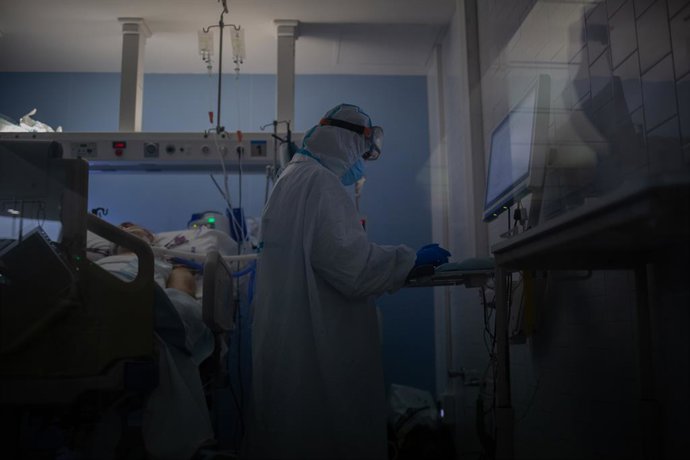 Archivo - Arxiu - Treballadors sanitaris atenen un pacient a l'UCI