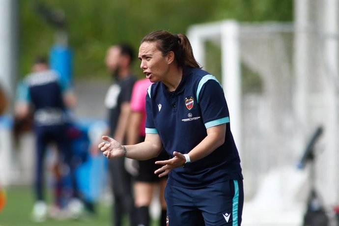 Archivo - Maria Pry, head coach of Levante, gestures during the spanish women league, Primera Iberdrola, football match played between Madrid CFF and Levante UD at Estadio Municipal Antiguo Canodromo on may 22, 2021, in Madrid, Spain.