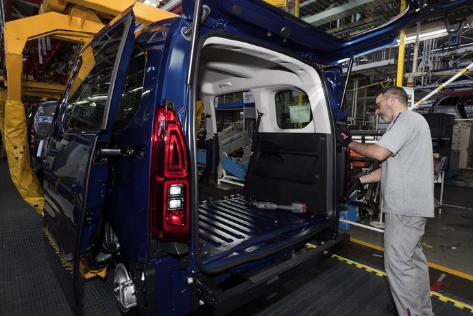 Archivo - Producción del Opel Combo en la planta del Grupo PSA en Vigo