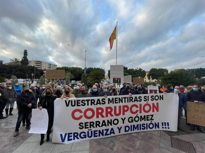 Simpatizantes del PP de Murcia se concentran frente al Ayuntamiento de Murcia