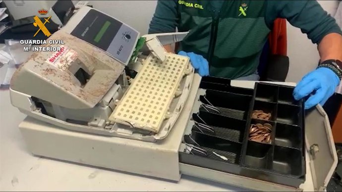 Máquina registradora forzada en un robo