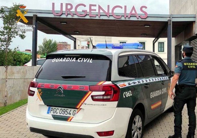 Vehículo de la Guardia Civil en un centro de salud