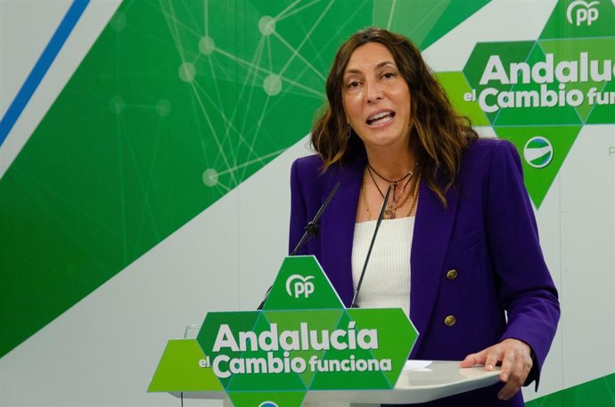 La secretaria general del PP-A, Loles López, en rueda de prensa.