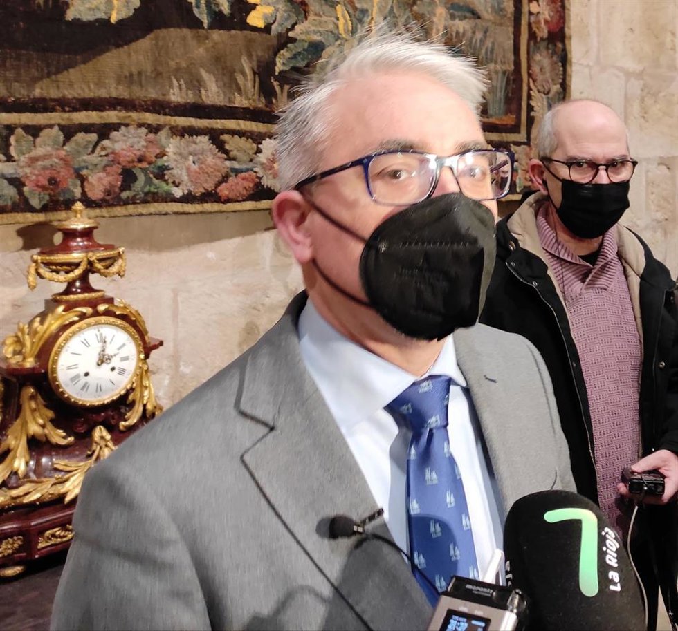 El portavoz del Grupo Parlamentario del PP, Jesús Ángel Garrido, atiende a los medios en el Parlamento riojano