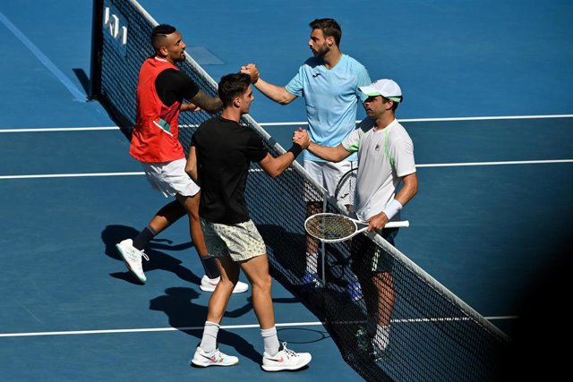 Nick Kyrgios y Thanasi Kokkinakis se dan la mano con el español Marcel Granollers y Horacio Zeballos tras su partido de semifinales de dobles masculino del Abierto de Australia, en Melbourne Park.