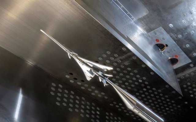 El modelo a pequeña escala X-59 se ve en el túnel de viento supersónico Glenn de la NASA. El modelo se invirtió con el conjunto de sensores de ondas de choque montado en el techo del túnel durante la prueba.