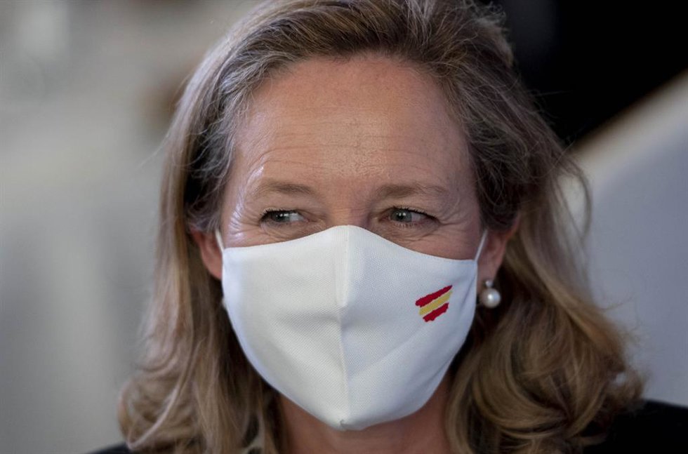 La vicepresidenta primera y ministra de Asuntos Económicos y Transformación Digital, Nadia Calviño, participa en un almuerzo coloquio durante la segunda jornada de la XII edición de Spain Investors Day (SID), en el Hotel Ritz, a 13 de enero de 2022, en 