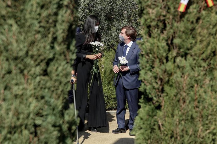 Archivo - El alcalde de Madrid, José Luis Martínez-Almeida (d), y la vicealcaldesa, Begoña Villacís (i), durante el acto de la Asociación de Víctimas del Terrorismo por el Día Europeo de las Víctimas del Terrorismo'.