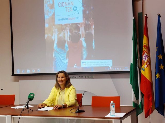 Archivo - La asesora de programa del IAM en Cádiz, Celia Mañueco, durante la presentación del programa 'Vacacionantes'.