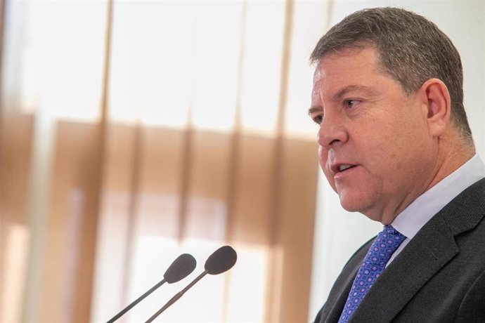 El presidente de Castilla-La Mancha, Emiliano García-Page, ha mantenido una reunión con el alcalde de Puertollano, Adolfo Muñiz, en el Museo Cristina García Rodero de la localidad.