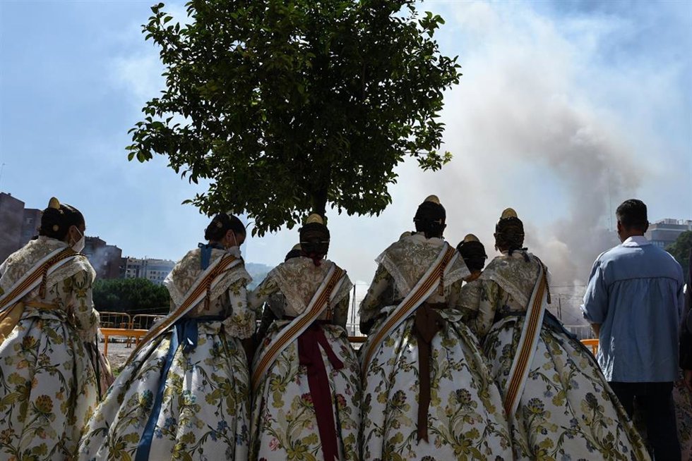 Archivo - Un grupo de falleras observa la primera 'masclet' de las Fallas de Valencia 2021, a 2 de septiembre de 2021, en Valencia