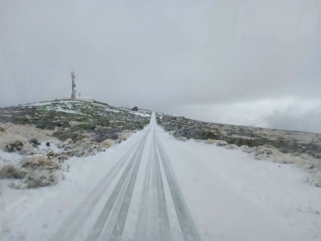 Carretera del Parque Nacional del Teide con hielo y nieve