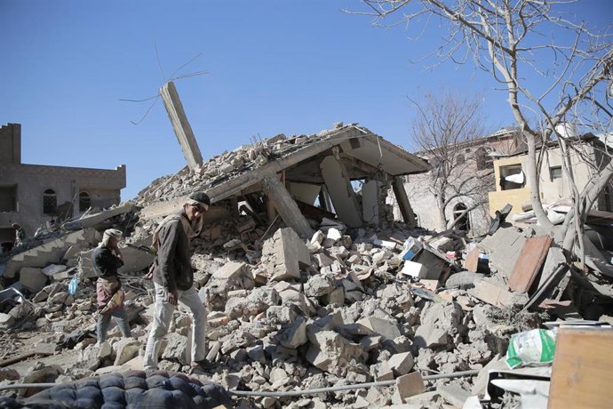 Daños causados por un bombardeo de la coalición internacional encabezada por Arabia Saudí contra la capital de Yemen, Saná