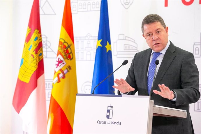 El presidente de Castilla-La Mancha, Emiliano García-Page, ha mantenido una reunión con el alcalde de Puertollano, Adolfo Muñiz, en el Museo Cristina García Rodero de la localidad.