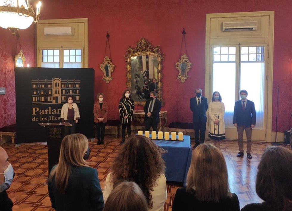 La presidenta del Govern, Francina Armengol; la delegada del Gobierno en las Islas, Aina Calvo, y el presidente del Parlament, Vicen Thomas, en un acto con motivo del Día Internacional en Memoria a las Víctimas del Holocausto.