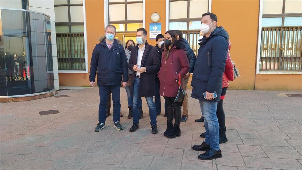 El candidato del PSOE a la Junta de Castilla y León, Luis Tudanca, durante su visita este jueves a Navatejera (León).