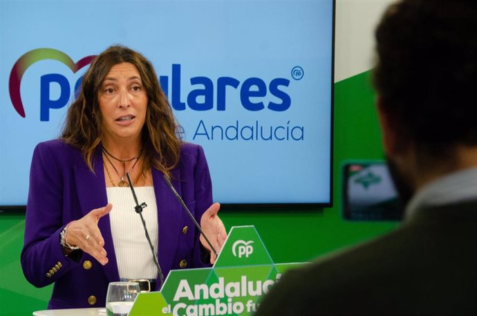 La secretaria general del PP-A, Loles López, en rueda de prensa.