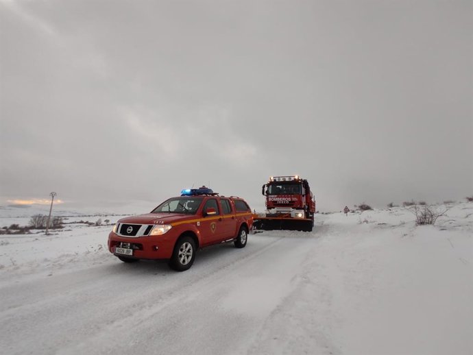 Debido a 'Filomena' se sctivó un dispositivo especial de los bomberos de la DPZ con el que de procedió a la limpieza de las carreteras de un centenar de poblaciones de la provincia.