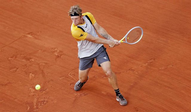 Archivo - Alejandro Davidovich golpea una bola durante Roland Garros 2021