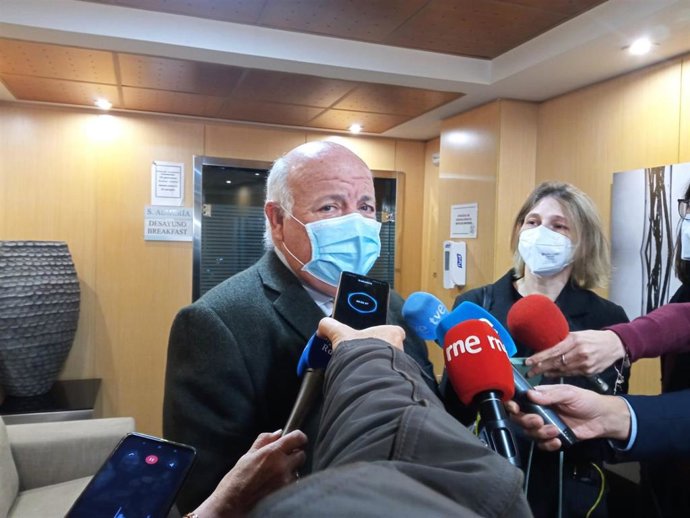 El consejero de Salud y Familias, Jesús Aguirre, atiende a los medios en Almería