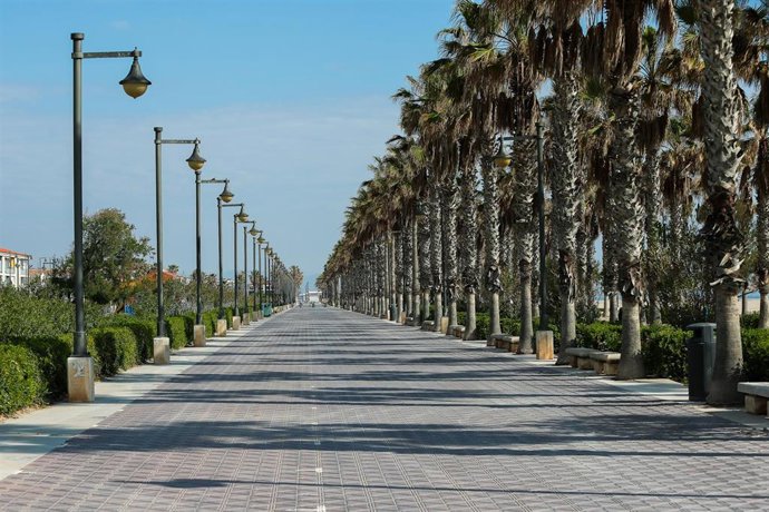 Archivo - Vista general de la playa de la Malvarrosa de Valencia totalmente vacía