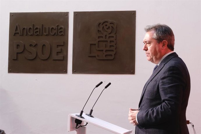 Archivo - El secretario general del PSOE-A, Juan Espadas, en una foto de archivo en rueda de prensa en la sede del PSOE-A.