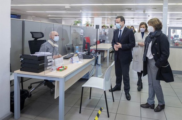 (I-D) La directora de la Oficina de Empleo de Moratalaz, Luisa Rey; el consejero de Economía, Hacienda y Empleo de la Comunidad de Madrid, Javier Fernández-Lasquetty y la concejala del Distrito de Moratalaz, Almudena Maíllo, a su llegada a la Oficina de E