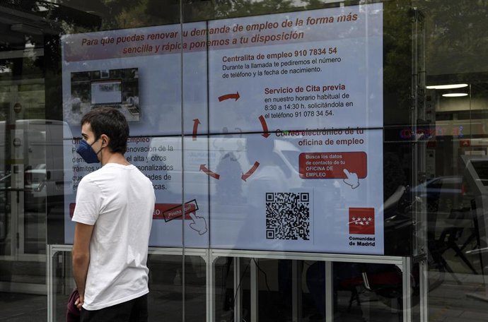 Archivo - Un hombre hace cola en una Oficina del Servicio Público de Empleo Estatal (SEPE)