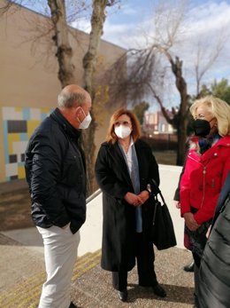 La delegada de Educación, María José Eslava, en una visita al IES Alixar de Castilleja de la Cuesta.