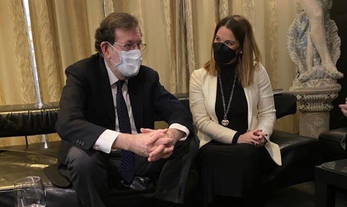El ex presidente del Gobierno Mariano Rajoy junto con la presidenta del PP de Baleares, Marga Prohens.