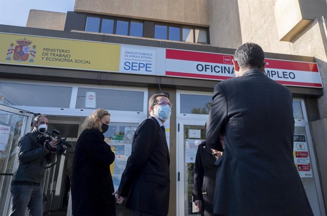 El consejero de Economía, Hacienda y Empleo de la Comunidad de Madrid, Javier Fernández-Lasquetty (c), a su llegada a la Oficina de Empleo de Moratalaz, a 27 de enero de 2022, en Moratalaz, Madrid (España). Durante su visita ha hecho balance de los servic