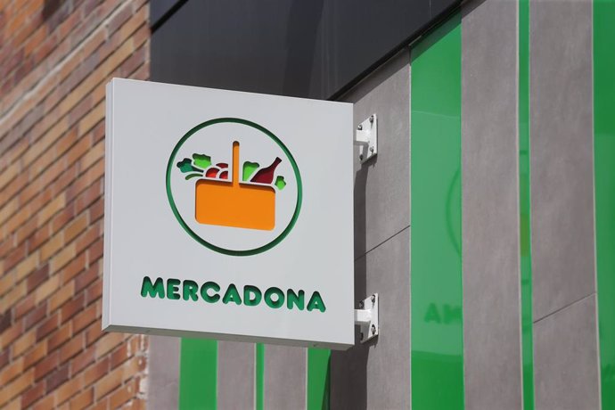 Archivo - Exterior de un supermercado de Mercadona