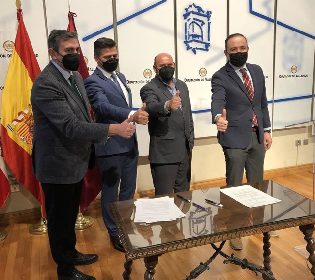 De I a D: el presidente de la Asociación de Agencias de Viaje de Valladolid, Pablo Parrilla; el de AMAV Guadalajara-Jalisco, Juan Felipe Lozano; el de AMAV Tlaxcala, Abraham García Carpintero, y el vicepresidente de la Diputación, Víctor Alonso.