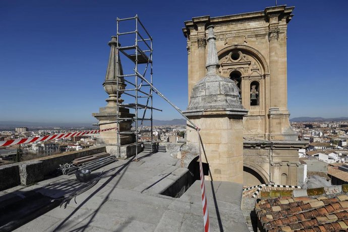 Archivo - Operarios interviniendo  y reparando los pináculos y zonas afectadas de la Catedral de Granada en febrero de 2021,  tras los terremotos sucedidos en semanas anteriore