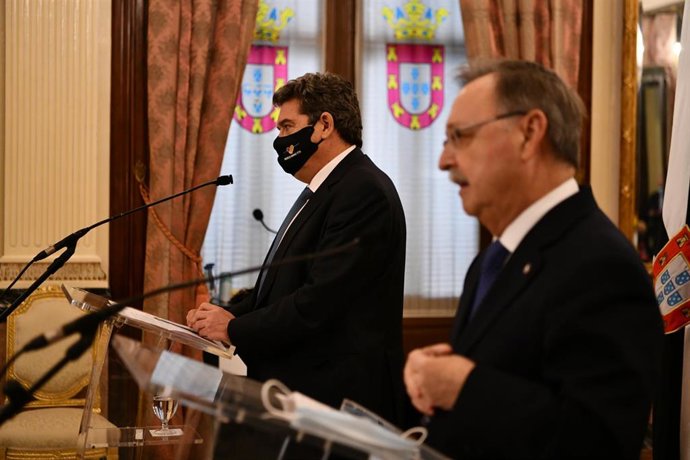 El ministro de Inclusión, Seguridad Social y Migraciones, José Luis Escrivá (i), y el presidente de la Ciudad autónoma de Ceuta, Juan Jesús Vivas, comparecen tras un encuentro en el Ayuntamiento de Ceuta, a 27 de enero de 2022, en Ceuta (España). Este a