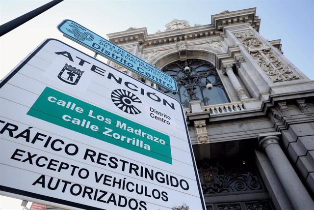 Una señal de tráfico informa sobre la entrada en vigor de la Zona de Bajas Emisiones (ZBE), a 3 de enero de 2022, en Madrid, (España). Este 1 de enero ha comenzado en Madrid la ZBE, un espacio en el que tienen prohibida su circulación los vehículos que no