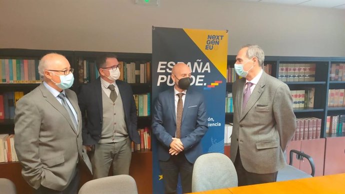 El subdelegado del Gobierno en Málaga, Javier Salas, visita la sede provincial del SEPE