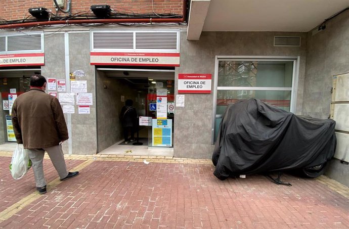 Un hombre espera Oficina de Empleo.