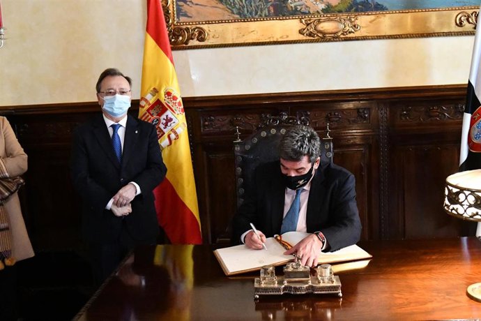 El ministro de Inclusión, Seguridad Social y Migraciones, José Luis Escrivá, firma el libro de honor, en el Ayuntamiento de Ceuta