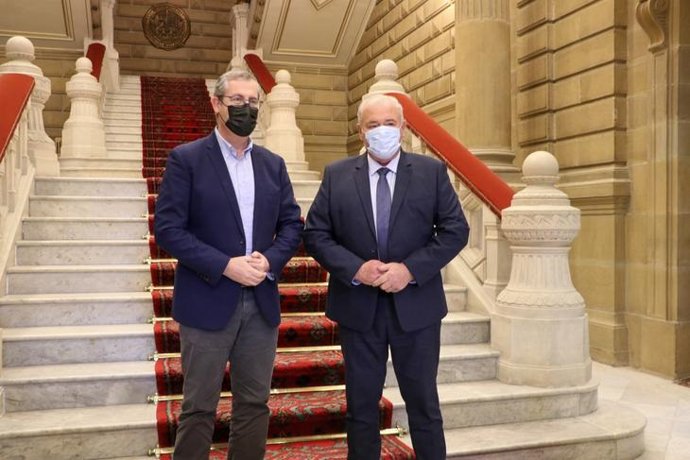 El diputado general de Gipuzkoa, Markel Olano, y el presidente del departamento de Pyrénées-Atlantiques, Jean-Jacques Lasserre